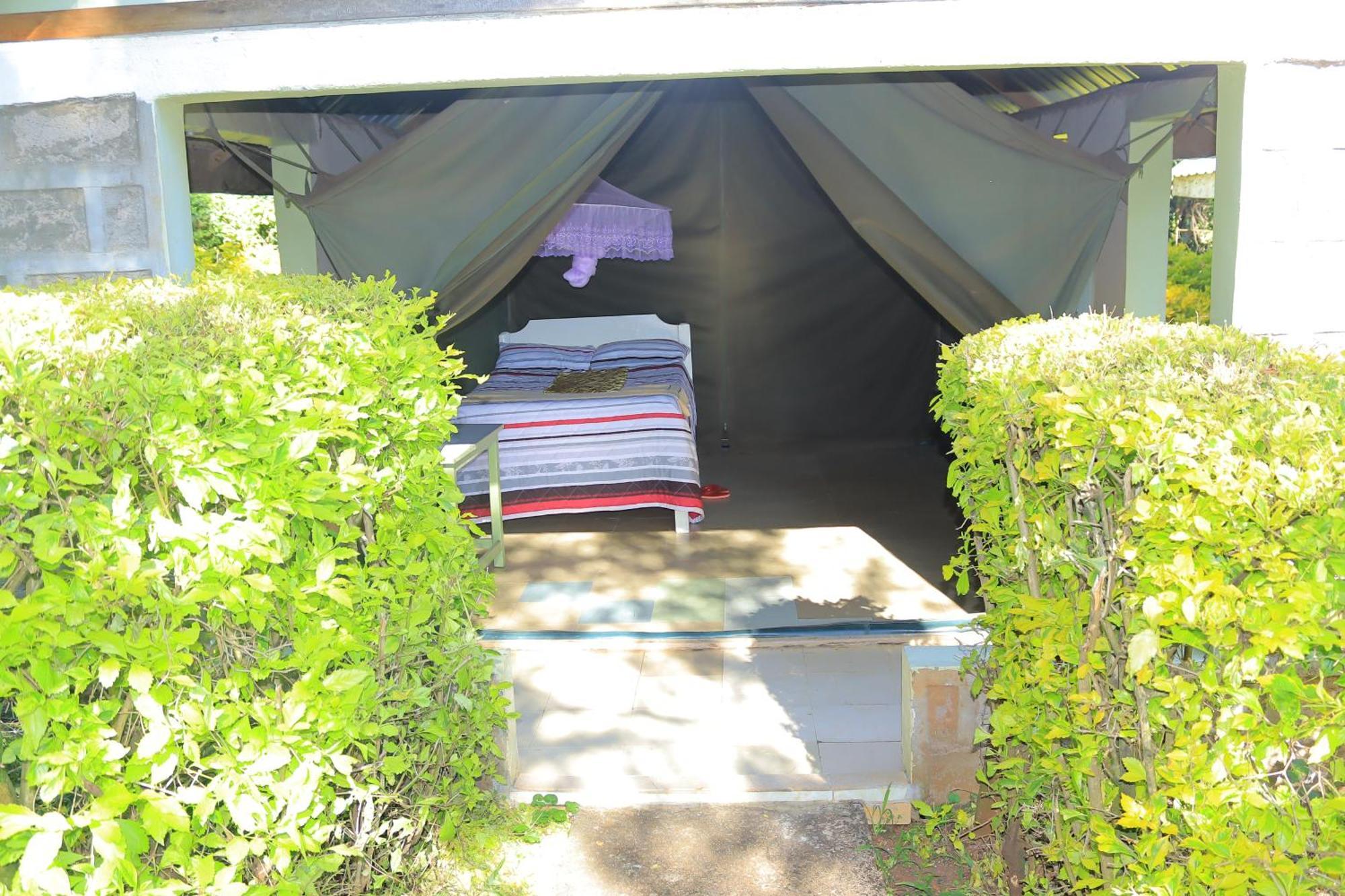 Rhino Tourist Camp Hotel Ololaimutiek Eksteriør billede